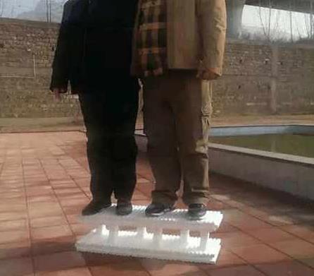 村民用泡沫盖新房：泡沫砖盖房子,采用EPS模块进行建房