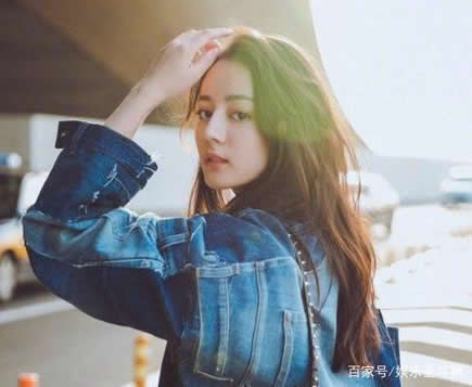 杨幂撩发登热搜：看看女星们撩头发的瞬间（图）