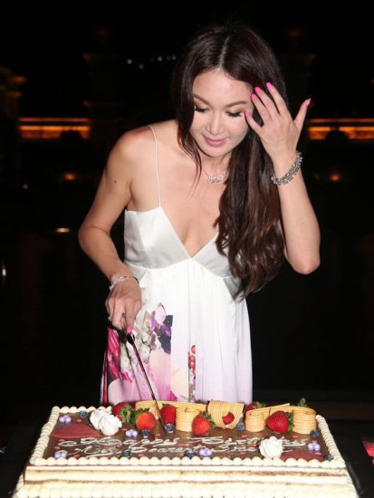 温碧霞深V秀身材：深V礼服不显年纪,温碧霞年轻时照片