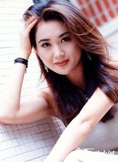 温碧霞深V秀身材：深V礼服不显年纪,温碧霞年轻时照片