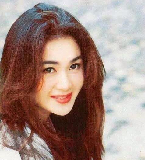 温碧霞深V秀身材：深V礼服不显年纪,温碧霞年轻时照片