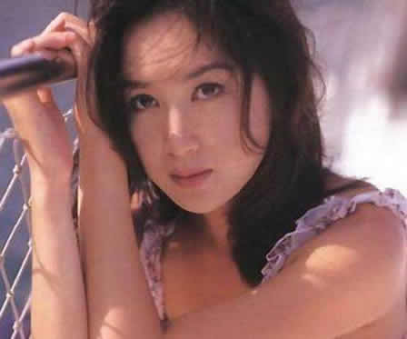 温碧霞深V秀身材：深V礼服不显年纪,温碧霞年轻时照片