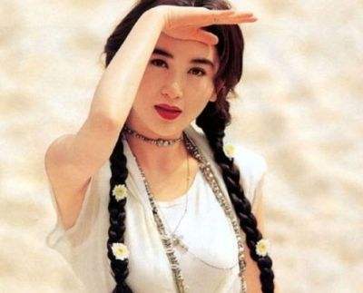 温碧霞深V秀身材：深V礼服不显年纪,温碧霞年轻时照片