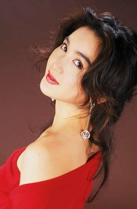 温碧霞深V秀身材：深V礼服不显年纪,温碧霞年轻时照片