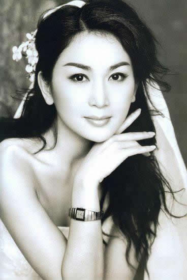 温碧霞深V秀身材：深V礼服不显年纪,温碧霞年轻时照片