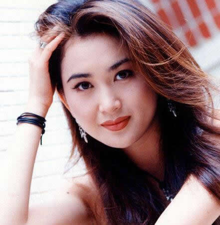 温碧霞深V秀身材：深V礼服不显年纪,温碧霞年轻时照片