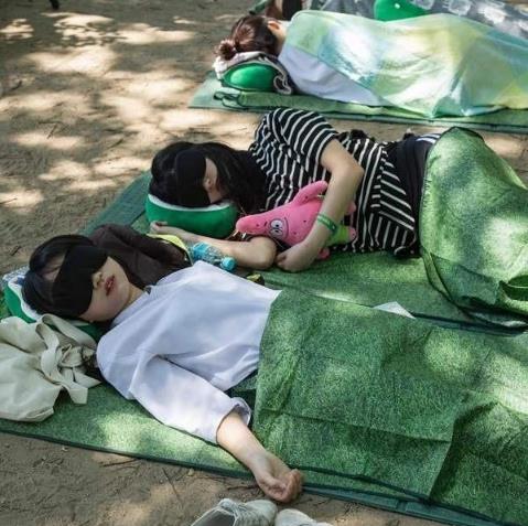 世界最大睡觉比赛：比比谁最能睡,挑个地方躺下睡觉