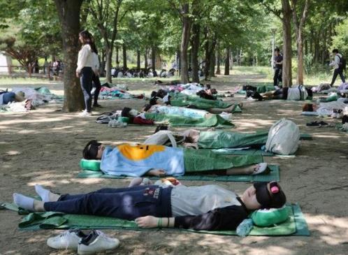 世界最大睡觉比赛：比比谁最能睡,挑个地方躺下睡觉