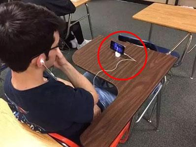 苹果充电器的新用途 成了手机支架、开瓶器（图）