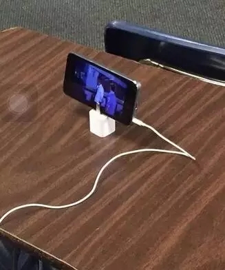 苹果充电器的新用途 成了手机支架、开瓶器（图）