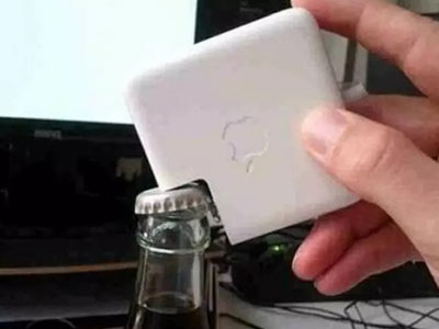 苹果充电器的新用途 成了手机支架、开瓶器（图）