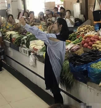 谢娜录节目市场买菜：笑容甜美接地气,皮肤光滑透亮