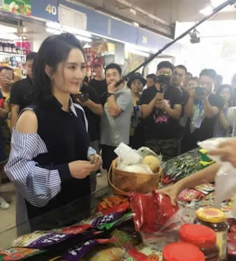 谢娜录节目市场买菜：笑容甜美接地气,皮肤光滑透亮