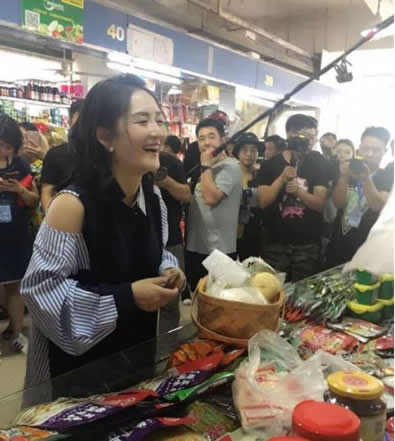 谢娜录节目市场买菜：笑容甜美接地气,皮肤光滑透亮