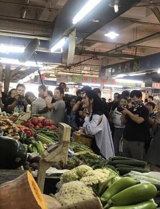 谢娜录节目市场买菜：笑容甜美接地气,皮肤光滑透亮
