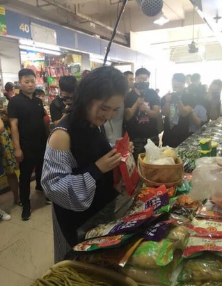谢娜录节目市场买菜：笑容甜美接地气,皮肤光滑透亮