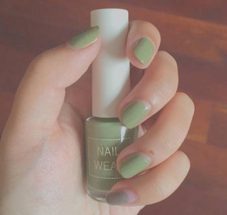 纯色美甲图片2018款：美甲图片2018新款式纯色跳色美甲