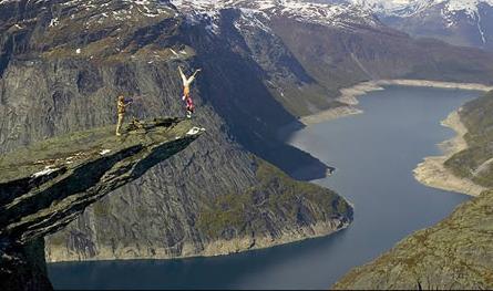 史上最危险的特技：世界十大危险刺激特技表演（图）