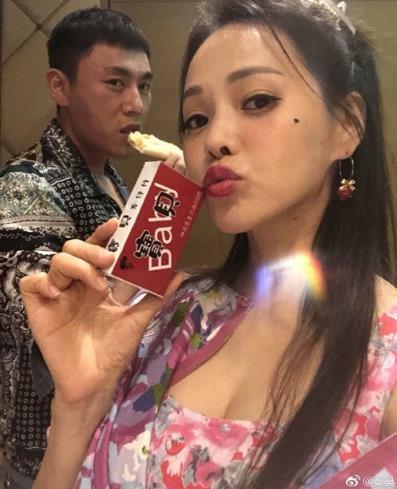 伊能静醉酒疯狂自拍:低胸连衣裙画着浓妆,真喝多了 伊能静醉酒疯狂自拍:低胸连衣裙画着浓妆,真喝多了