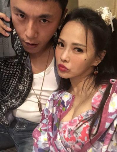 伊能静醉酒疯狂自拍:低胸连衣裙画着浓妆,真喝多了 伊能静醉酒疯狂自拍:低胸连衣裙画着浓妆,真喝多了