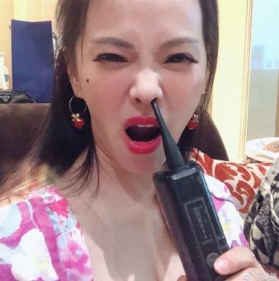 伊能静醉酒疯狂自拍:低胸连衣裙画着浓妆,真喝多了 伊能静醉酒疯狂自拍:低胸连衣裙画着浓妆,真喝多了