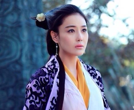 张馨予裙子下套裤子：绝美侧影酷劲十足,张馨予的照片