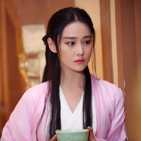 张馨予裙子下套裤子：绝美侧影酷劲十足,张馨予的照片