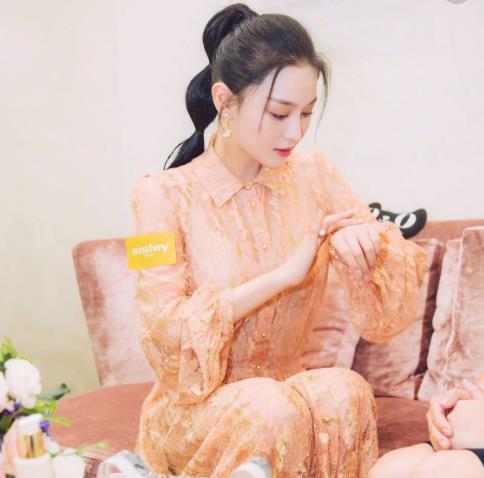 张馨予裙子下套裤子：绝美侧影酷劲十足,张馨予的照片