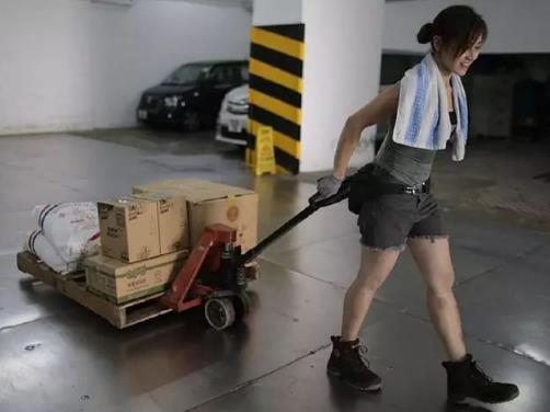 香港最美搬运工走红：面容朴素身手矫捷,轻松拉200公斤货