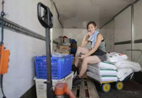 香港最美搬运工走红：面容朴素身手矫捷,轻松拉200公斤货