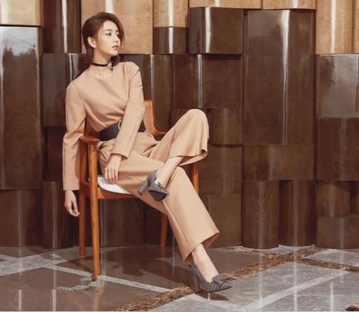 佟丽娅示范通勤穿搭：知性优雅气质,佟丽娅最新图片