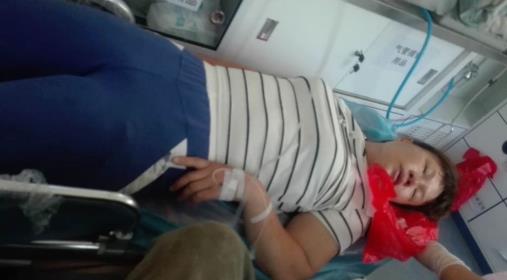 不明液体掉进嘴里：探亲路上意外中了毒,眼前一黑