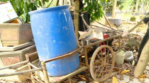 不明液体掉进嘴里：探亲路上意外中了毒,眼前一黑