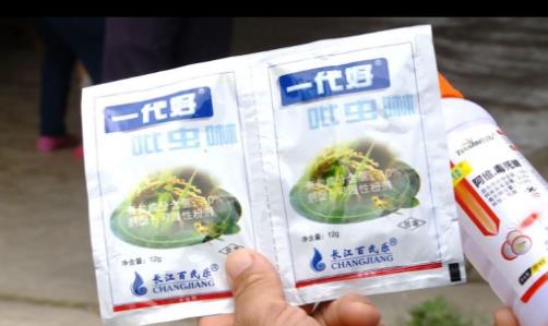 不明液体掉进嘴里：探亲路上意外中了毒,眼前一黑