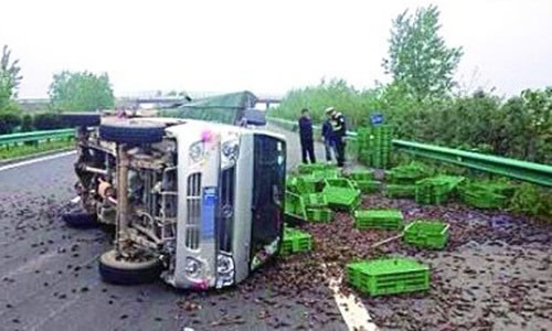 小龙虾洒满路面：因爆胎小龙虾洒满路面,网红小龙虾新吃法