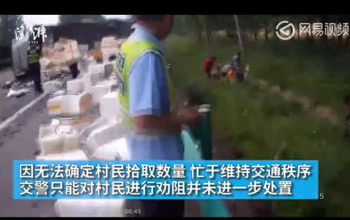 小龙虾洒满路面：因爆胎小龙虾洒满路面,网红小龙虾新吃法