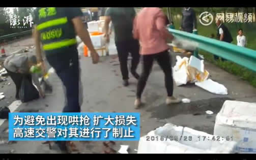 小龙虾洒满路面：因爆胎小龙虾洒满路面,网红小龙虾新吃法