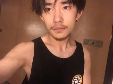 易烊千玺晒素颜照:酷酷的感觉,充满了男人味 易烊千玺晒素颜照:酷酷的感觉,充满了男人味