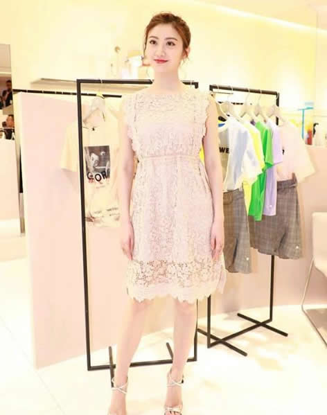 景甜蕾丝裙凸显上围:一袭蕾丝裙,脸色圆润似少女 景甜蕾丝裙凸显上围:一袭蕾丝裙,脸色圆润似少女