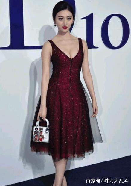 景甜蕾丝裙凸显上围:一袭蕾丝裙,脸色圆润似少女 景甜蕾丝裙凸显上围:一袭蕾丝裙,脸色圆润似少女