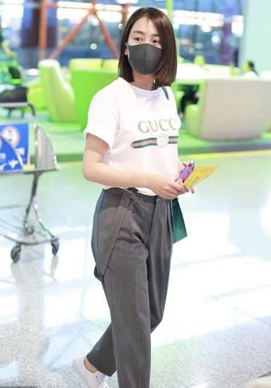 马苏穿条纹裤似发福:白色T恤和灰色条纹裤子,马苏的照片 马苏穿条纹裤似发福:白色T恤和灰色条纹裤子,马苏的照片