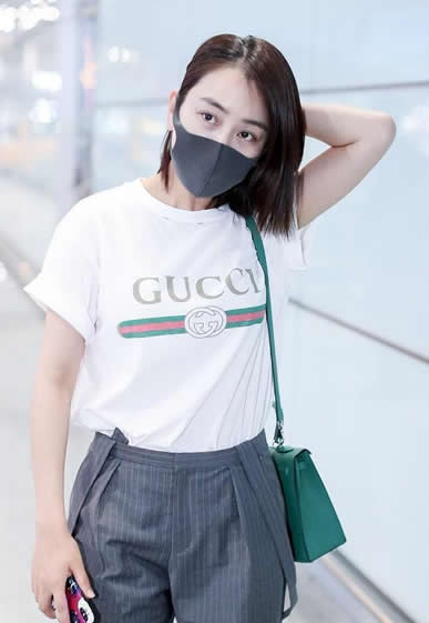 马苏穿条纹裤似发福:白色T恤和灰色条纹裤子,马苏的照片 马苏穿条纹裤似发福:白色T恤和灰色条纹裤子,马苏的照片