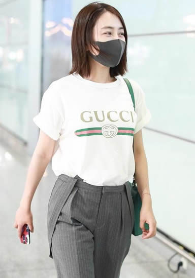 马苏穿条纹裤似发福:白色T恤和灰色条纹裤子,马苏的照片 马苏穿条纹裤似发福:白色T恤和灰色条纹裤子,马苏的照片