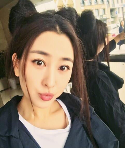 马苏穿条纹裤似发福:白色T恤和灰色条纹裤子,马苏的照片 马苏穿条纹裤似发福:白色T恤和灰色条纹裤子,马苏的照片