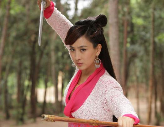 马苏穿条纹裤似发福：白色T恤和灰色条纹裤子,马苏的照片