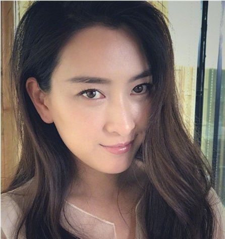 马苏穿条纹裤似发福：白色T恤和灰色条纹裤子,马苏的照片