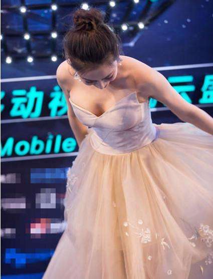 马苏穿条纹裤似发福：白色T恤和灰色条纹裤子,马苏的照片