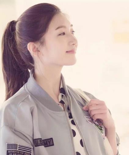 江疏影戴发带自拍：少女味十足,江疏影资料图片