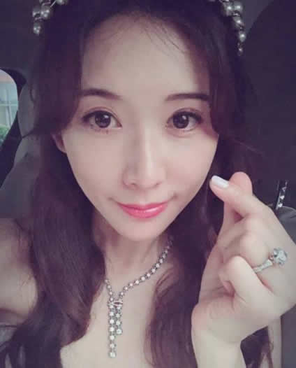 林志玲晒吃鸡照：捂嘴笑的表情包,一种古典气质