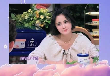 张歆艺险走光:上衣滑落,何炅一个动作提醒化解尴尬 张歆艺险走光:上衣滑落,何炅一个动作提醒化解尴尬